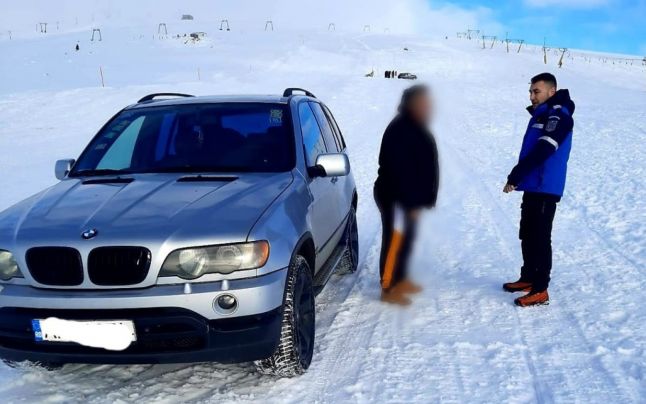 Cu BMW-ul pe pârtie. Un șofer din Timișoara și fiul său, amendați după ce au urcat cu SUV-ul pe pârtia de schi