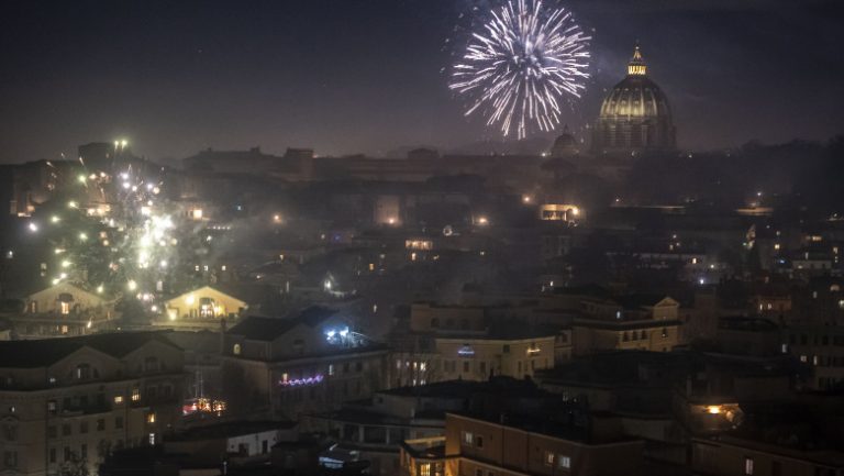 Cum vor petrece românii Revelionul? Rafila: Nu vor fi luate măsuri stupide. Oamenii să se protejeze în continuare
