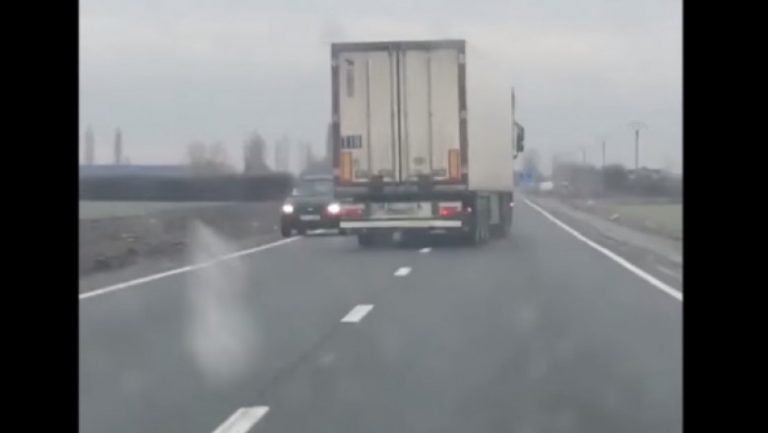 Aproape de tragedie: Șofer de TIR din Belarus, rupt de beat pe un drum din vestul țării. A fost oprit de alți conducători auto VIDEO