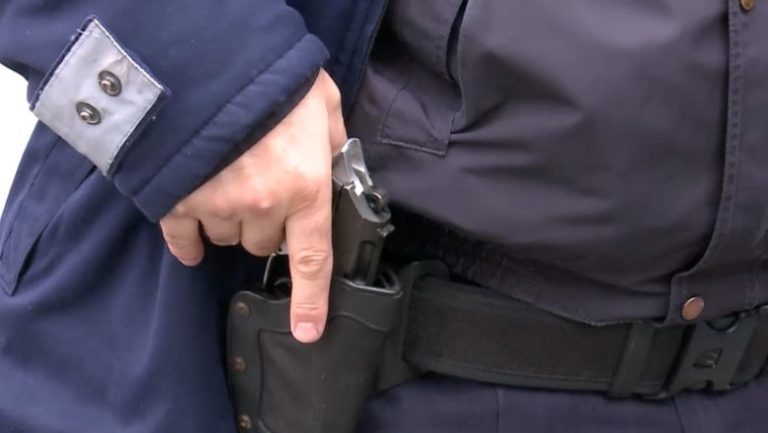 Un polițist și-a uitat pistolul în toaleta unei benzinării. Ce s-a întâmplat mai apoi cu arma