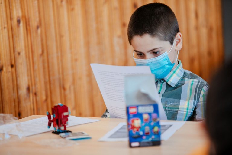 Peste 75.800 de copii au cel puțin un părinte la muncă, în afara țării