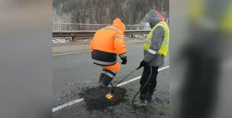 Imagini virale: cum se face asfaltarea cu… piciorul VIDEO