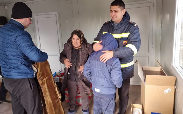 Pompierii, impresionați de un copil care și-a salvat ghiozdanul de școală din incendiul care i-a cuprins casa