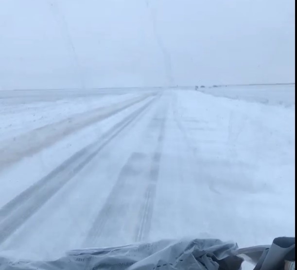 Drum județean, acoperit de zăpadă. Șoferii spun că nu s-a intervenit, autoritățile dau vina pe viscol VIDEO