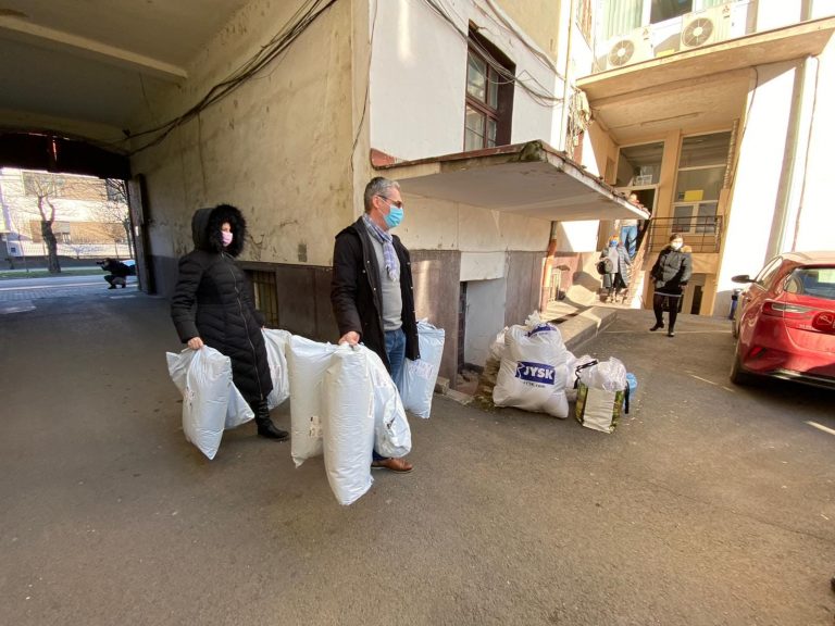 Solidaritate timișoreană: zeci de oameni au donat pături pacienților de la Oncologie FOTO