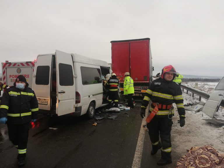 Accident mortal: Un microbuz, cu 7 pasageri, s-a lovit de un camion