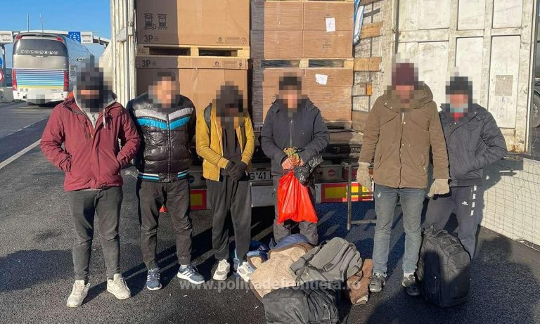 Aproape 40 de migranți, ascunși în remorci, au fost prinși la granița cu Ungaria
