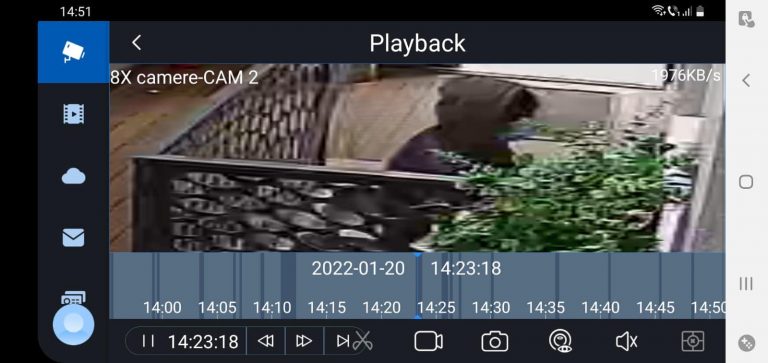 Hoț, surprins pe camere în timp ce fură o poșetă. Se cere ajutor pe Facebook pentru a-l identifica