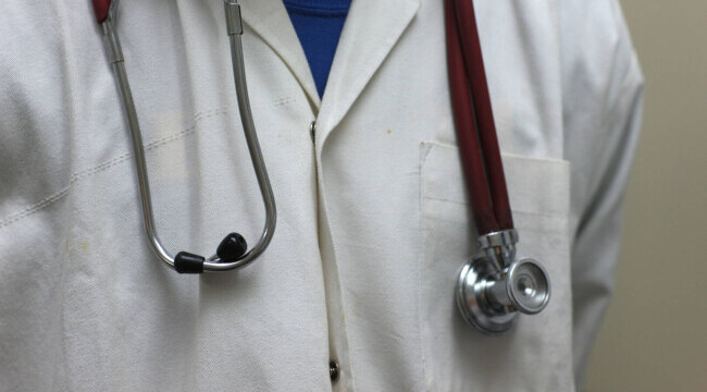 Medicul care a fost premiat de prefect, prins că, de fapt, vaccina la ,,chiuvetă!”