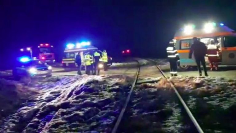 Doi copii au murit după ce mașina în care se aflau a fost lovită de tren