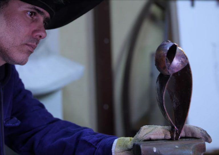 „Sudura îmi oferă libertate și spontaneitate, practic pot realiza orice”. Interviu cu artistul vizual Bogdan Nueleanu