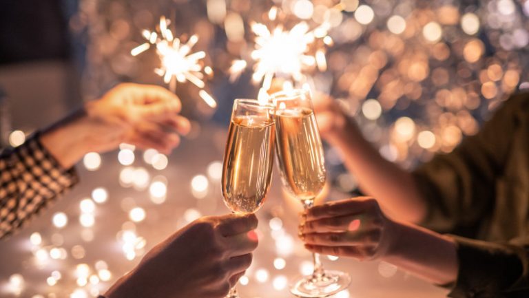 Revelion 2022: În lipsa unor restricții aspre, noul an a fost întâmpinat cu petreceri și distracție ca altădată