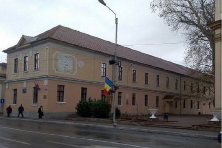 Suspiciuni și trafic de documente false la o școală din Timiș