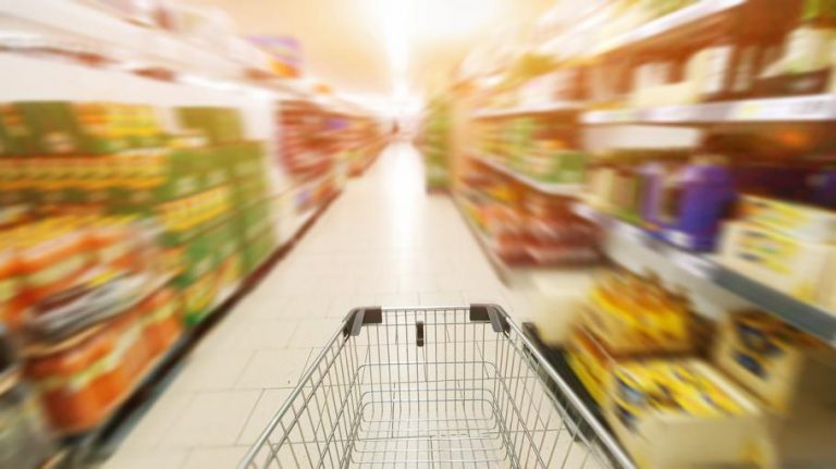 Trei supermarketuri faimoase, amendate și cu produse oprite de la comercializare