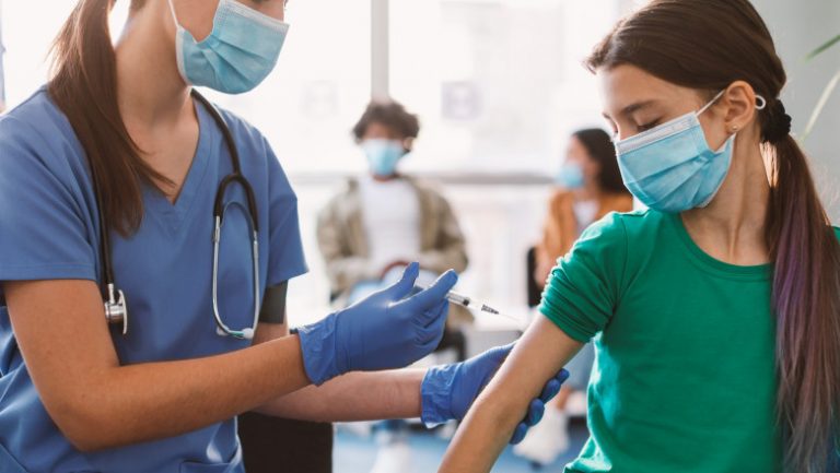 Primăria Arad închide majoritatea centrelor de vaccinare înaintea demarării programului de imunizare a copiilor mai mici de 11 ani