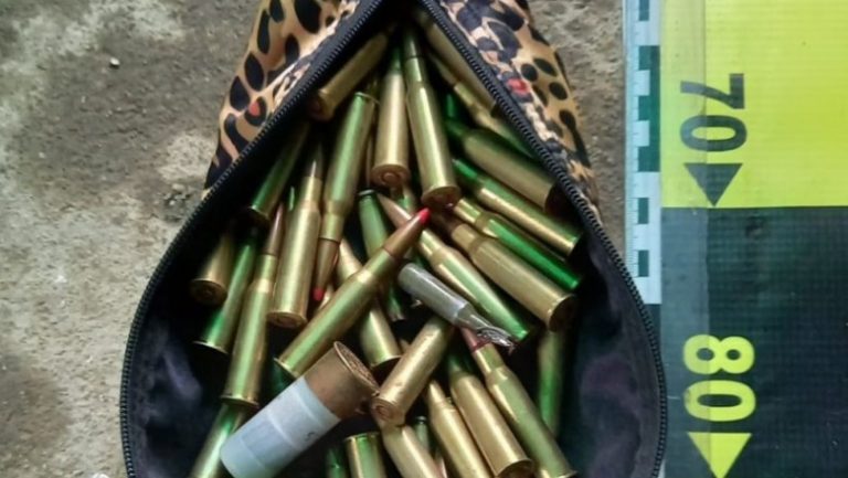 Un bărbat din vestul țării, care deținea ilegal pistoale, sute de cartușe, dar și grenade, prins în trafic de polițisti