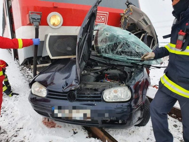 Accident feroviar în Arad! Un tren a lovit o mașină