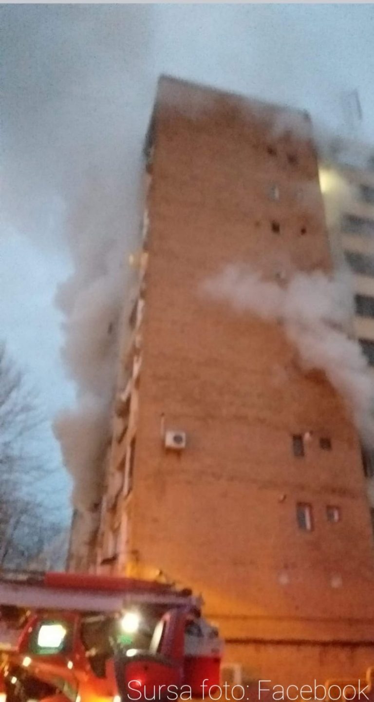 Incendiu puternic la etajul trei al unui bloc din Banat