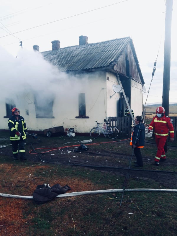 O femeie din Arad a murit după ce locuința sa dintr-un fost canton CFR a luat foc
