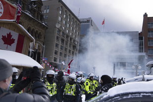 Premierul Canadei, Justin Trudeau, vrea ca protestele să fie înăbuşite. Poliţiştii au folosit grenade paralizante şi spray-uri cu piper