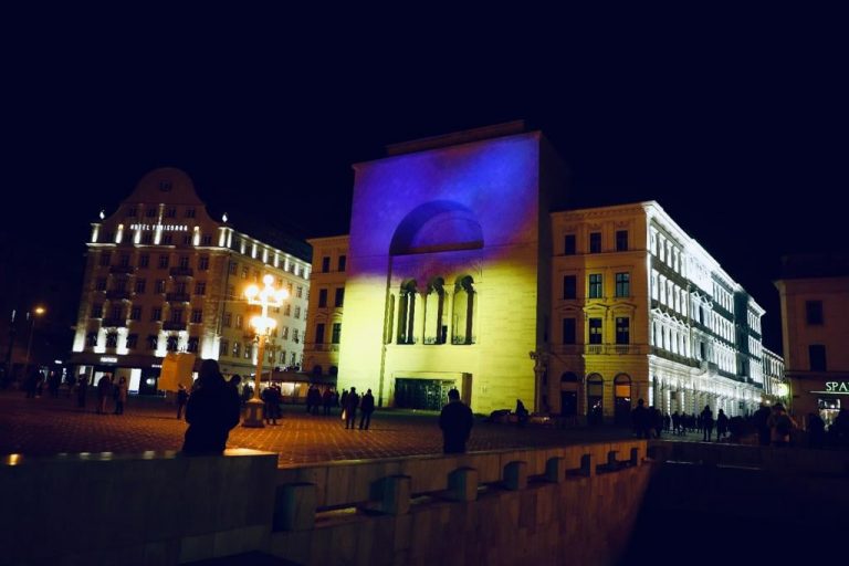 Fațada Operei Timișoara, în culorile Ucrainei, albastru și galben