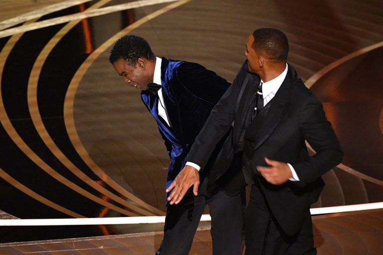 Will Smith l-a pălmuit pe Chris Rock în timpul galei Oscar, din cauza unei glume făcute despre soţia sa VIDEO