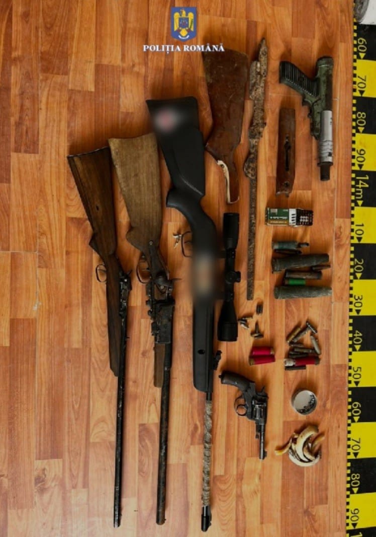 Arme, confiscate de polițiștii din Timiș în urma unor percheziții