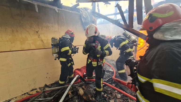 Incendiu într-o locuință din Deva. Două pesoane intoxicate cu fum