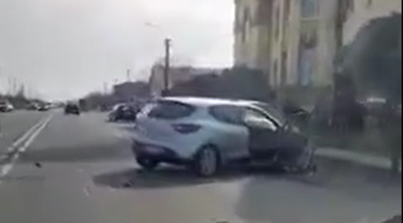 Accident în fața unui spital din Timiș! Două persoane au fost rănite VIDEO