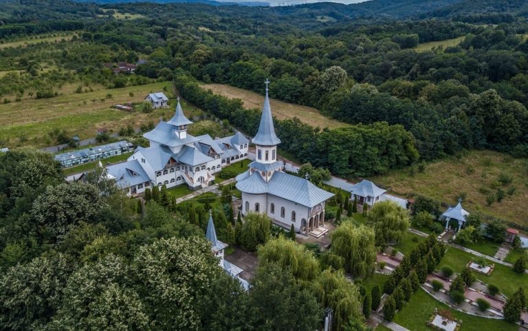 Banatul ieri și azi: Caransebeș — loc de trăire spirituală. Mănăstirea Teiuș, de lângă Crucea Verde, și izvorul Călugărului