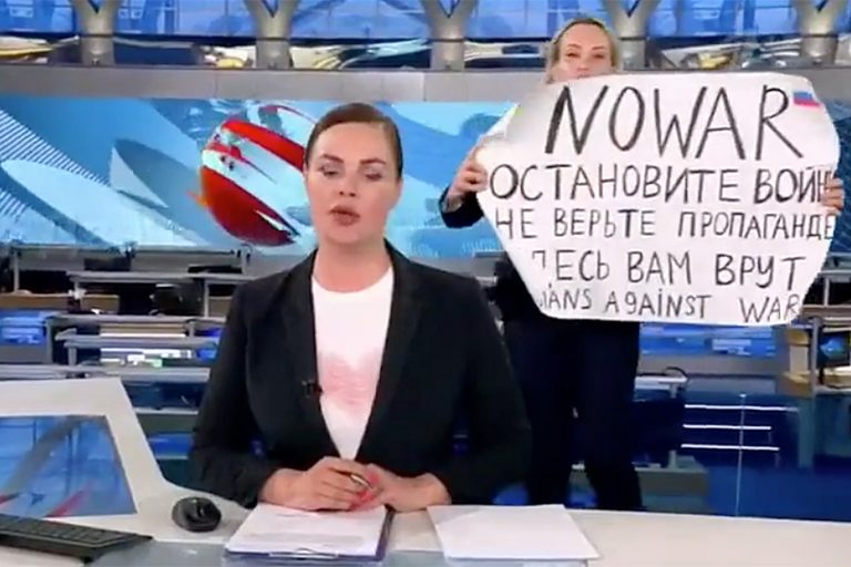 Cine este Marina Ovsiannikova, curajoasa jurnalista care a protestat la postul rus Pervîi Kanal împotriva războiului VIDEO