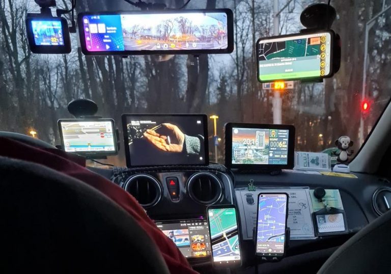Imagine virală: Un taximetrist şi-a pus 10 device-uri în maşină, dar nu-i mergea sistemul POS. „Greu cu tehnologia”
