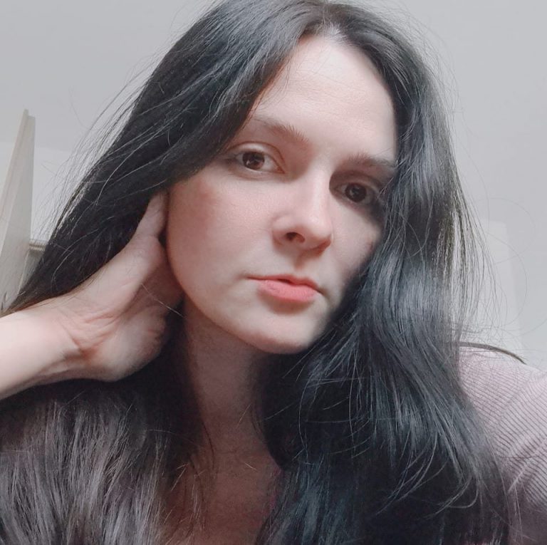 „Scrisul este ce vreau eu să fie și ce am nevoie să fie la momentul respectiv” Interviu cu poeta Oana Cătălina Ninu