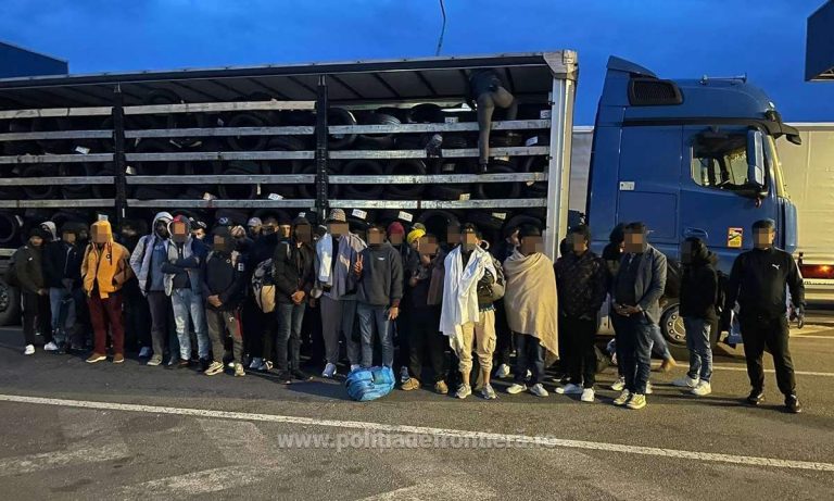 Peste 60 de migranți, interceptați la vama cu Ungaria