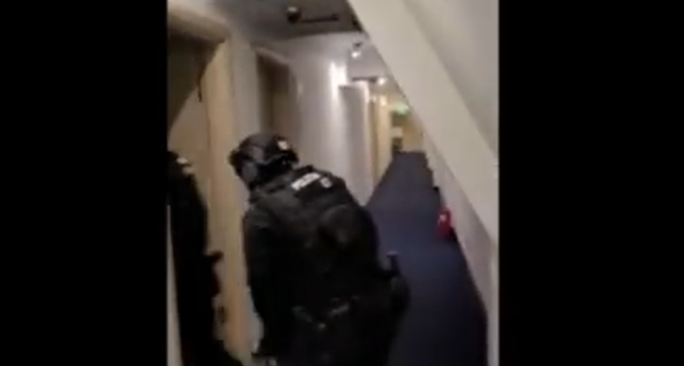 Doi indivizi urmăriți pentru planificarea unui omor la comandă și trafic de droguri, prinși de trupele speciale într-un hotel