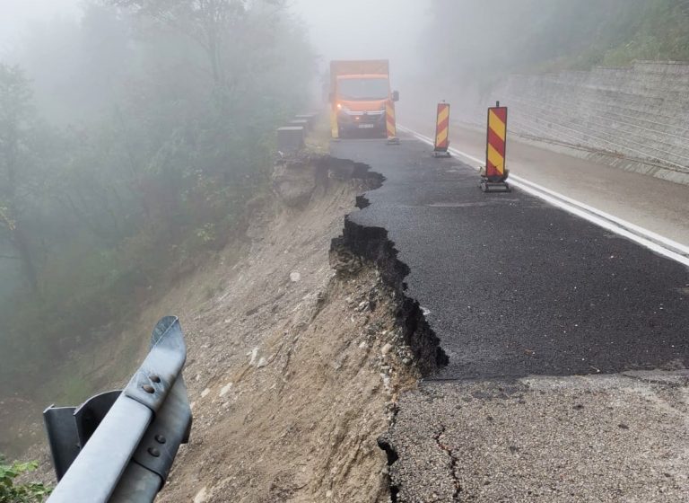 Drumul dintre Oravița și Anina, surpat în urma precipitațiilor, intră în reparații