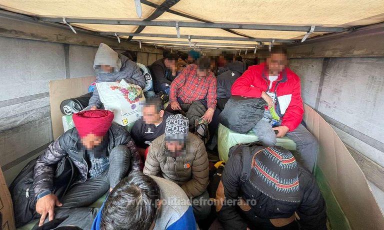 Aproape 60 de migranți, prinși la Nădlac II. Un turc și un român, cercetați pentru trafic