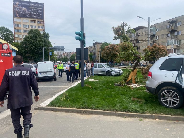 Carambol în centrul Aradului! Șase autoturisme, implicate. O persoană rănită VIDEO