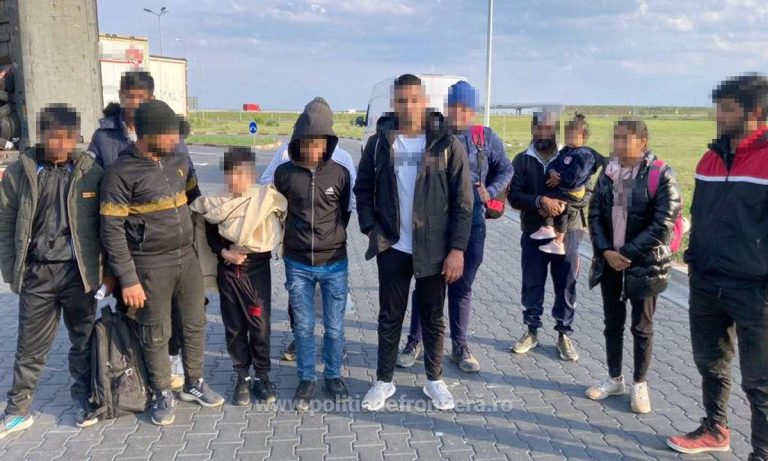 Un șofer de TIR a sunat la 112 după ce a realizat că un grup de migranți a intrat în remorcă