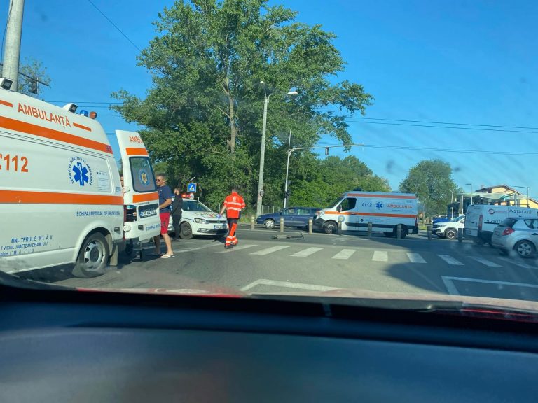 Copil de 12 ani care a trecut strada cu trotineta, lovit, în plin, de o mașină