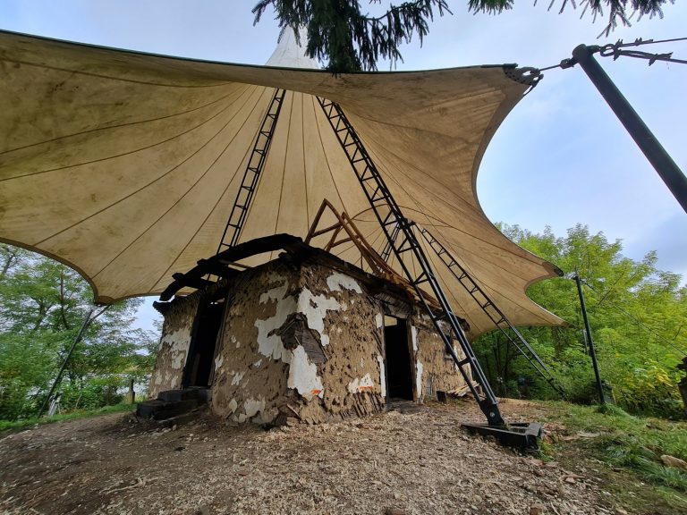 O biserică din 1782 din Timiș, distrusă de un incendiu, va fi restaurată