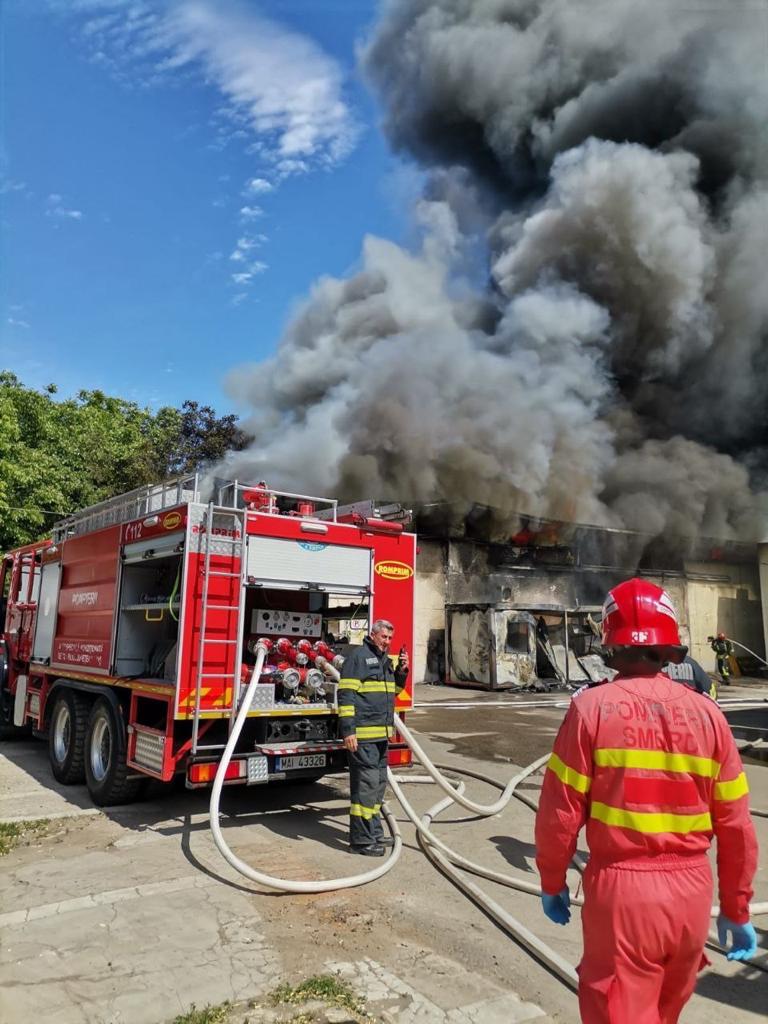 Peste 10 autoutilitare ISU intervin la un incendiu din Timișoara