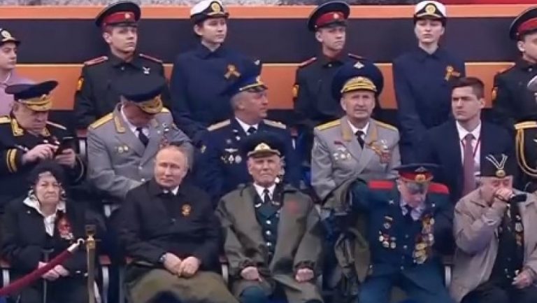 Imaginea pe care rușii nu ar fi vrut să o vadă! Cum a apărut Putin la tribuna oficială înaintea soldaților săi VIDEO