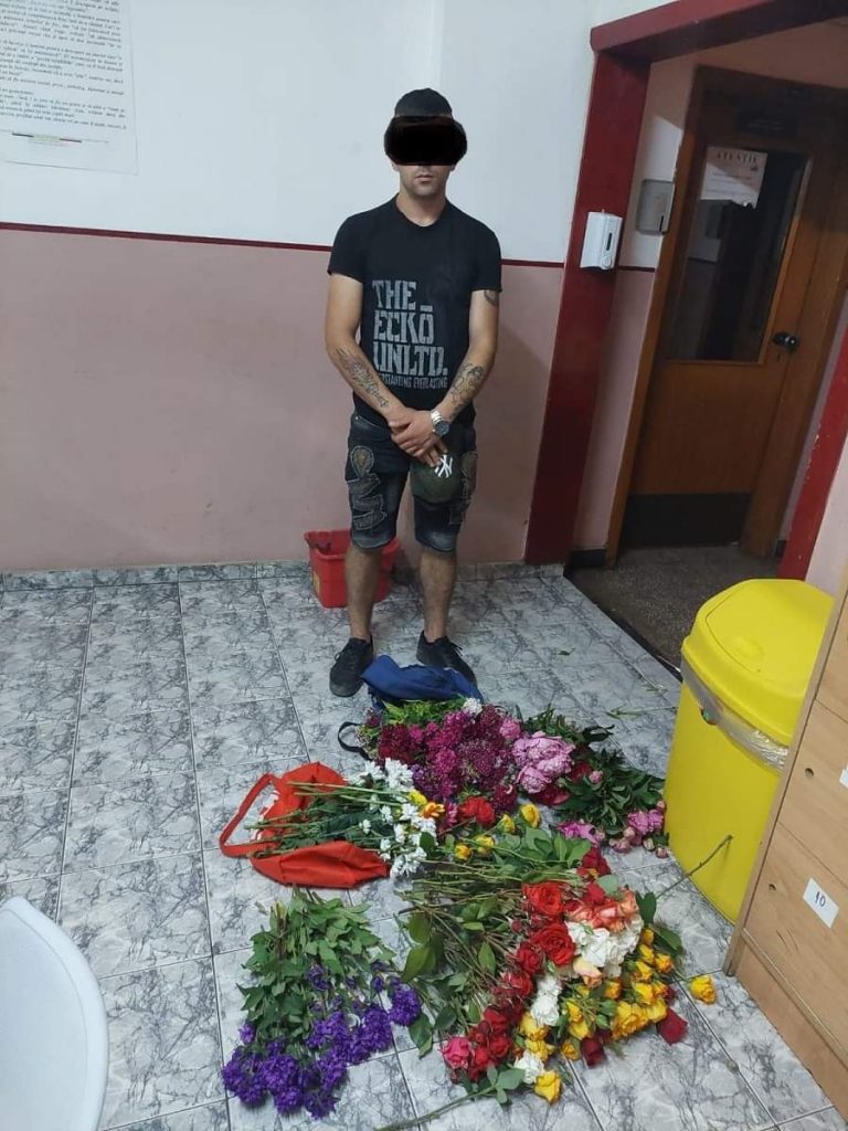 A ieșit la „cules” de flori în fața Casei Tineretului
