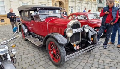 Un crâmpei de veche eleganță auto în Piața Unirii FOTO-VIDEO