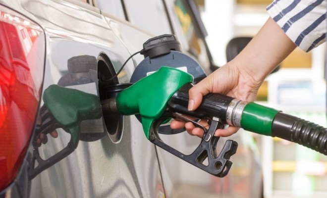 ,,Compensarea prețului carburanților este praf în ochi”. Un fost prim-ministru critică măsurile ,,tardive” ale guvernului Ciucă