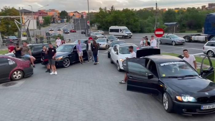 „Venim până când o să plafoneze statul român preţurile”. Sute de şoferi îşi varsă nervii pe benzinăriile din marile oraşe