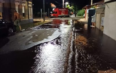 Curți inundate din cauza unei avarii la rețeaua de apă din Arad