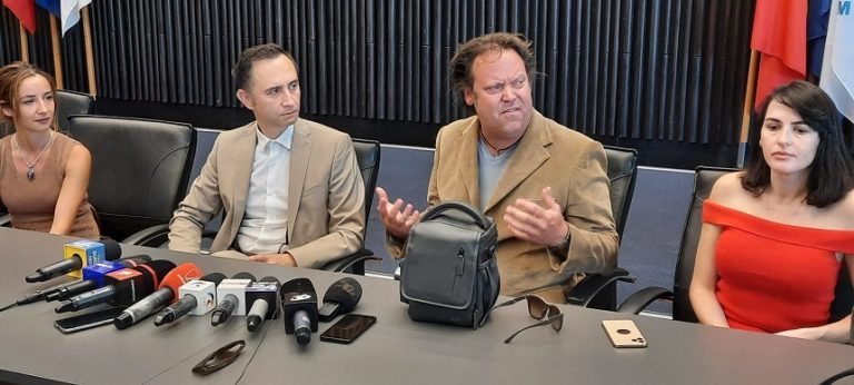 Jurnalistul britanic Charlie Ottley oferă o şansă copiilor care i-au furat echipamentele de filmare VIDEO