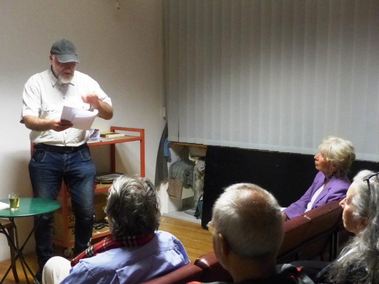 „Unele poezii curg precum o apă de munte din mâinile mele”  Interviu cu poetul și traducătorul Peter Sragher